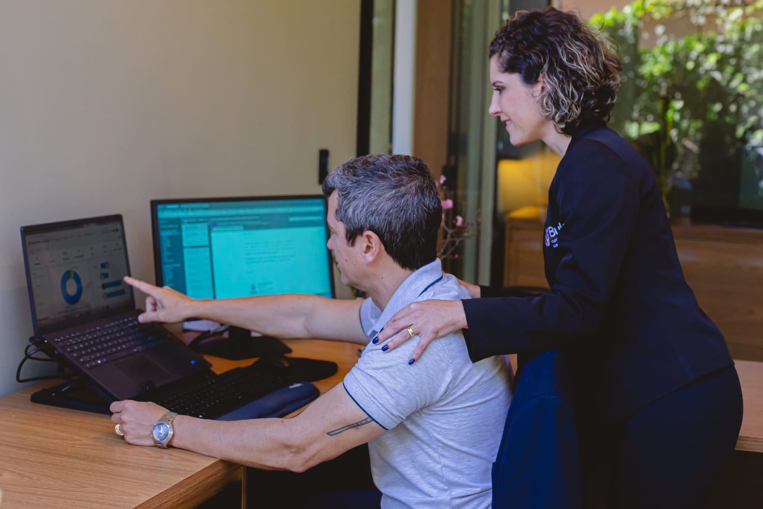 Bulek Contabilidade | Homem e mulher no computador